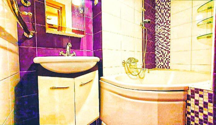 Koupelna v ubytování 2 та 3 кімнатна квартира поруч 16лікарні Госпіталя