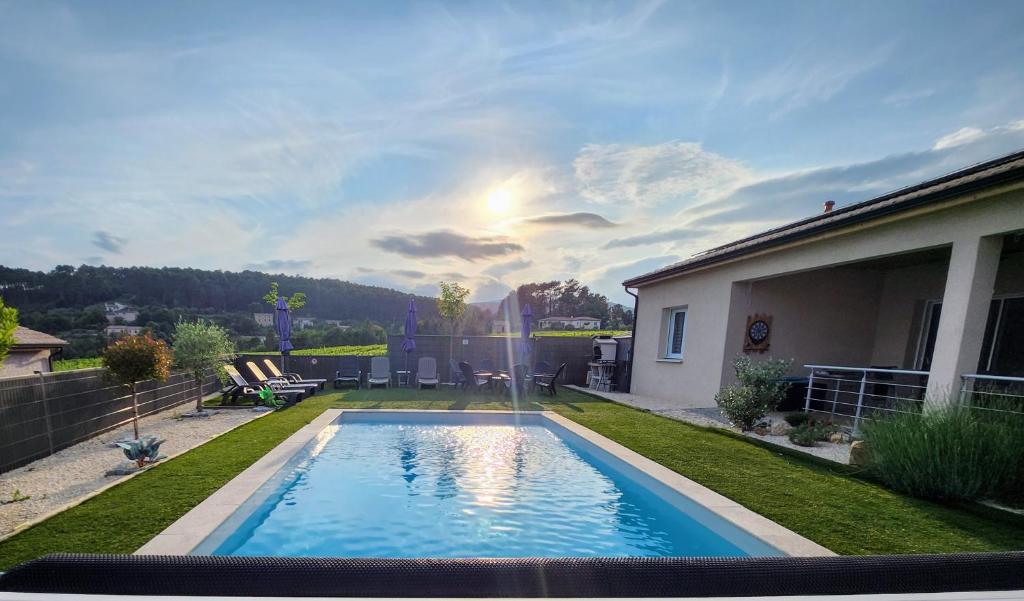 Πισίνα στο ή κοντά στο En Ardèche Villa de vacances l'Olympe climatisée avec sa piscine privée et chauffée