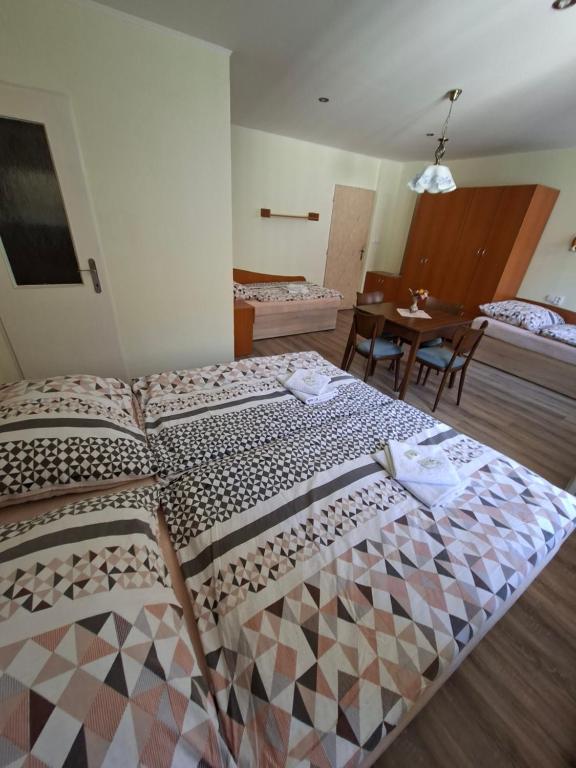 Postel nebo postele na pokoji v ubytování Hotel Alster