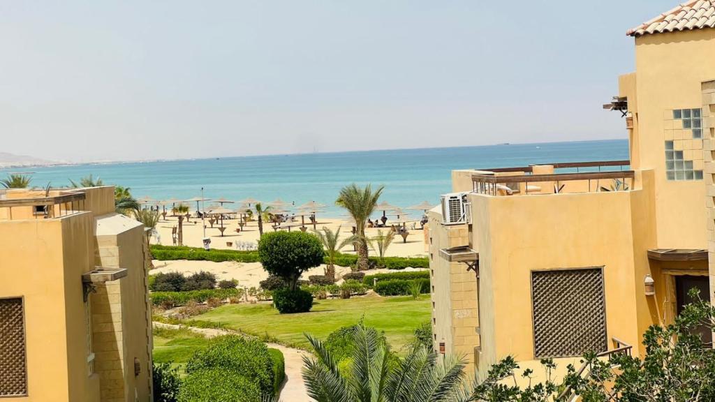 a view of the beach from between two buildings at Villa Ain Bay Resort Vib Ain Sokhna in Ain Sokhna
