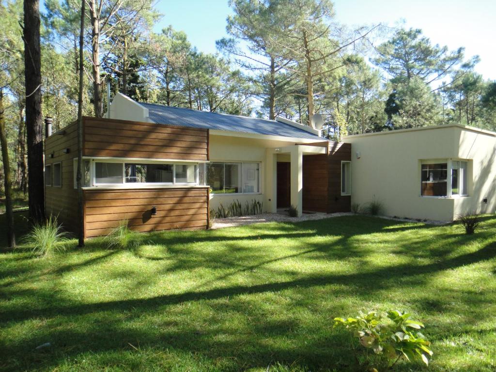 a small house in the middle of a yard at Guindo Cariló in Carilo