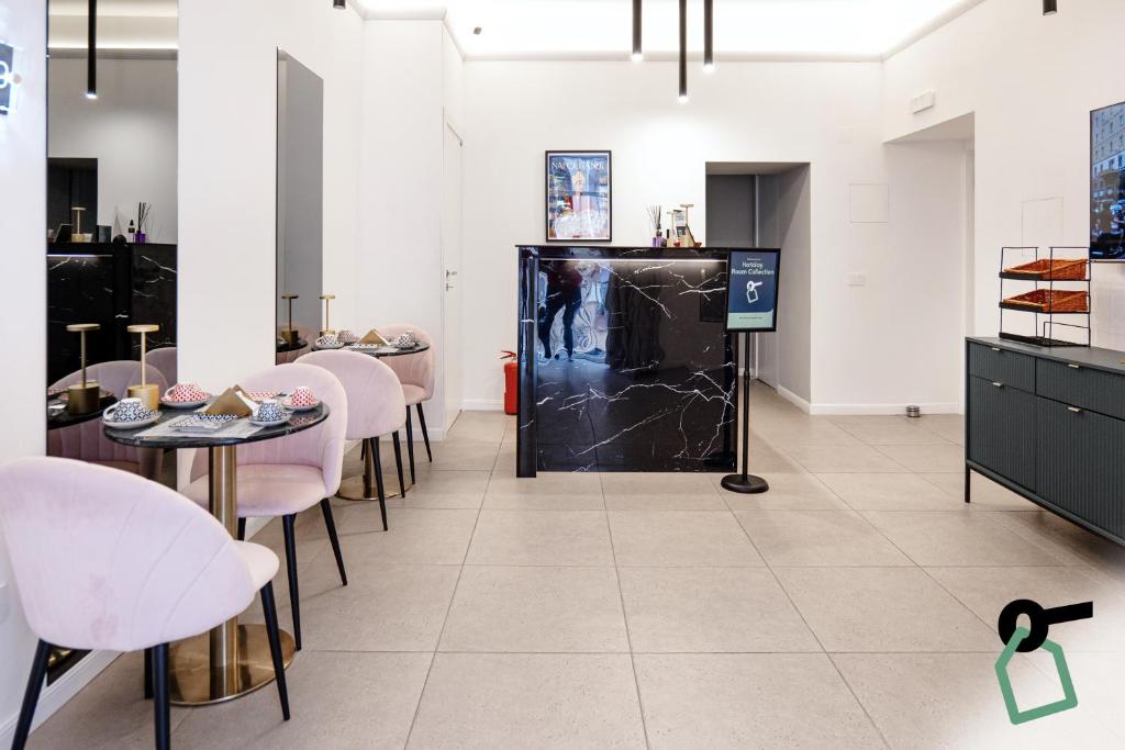 Kuchyň nebo kuchyňský kout v ubytování HOTIDAY Room Collection - Napoli Museo Suite