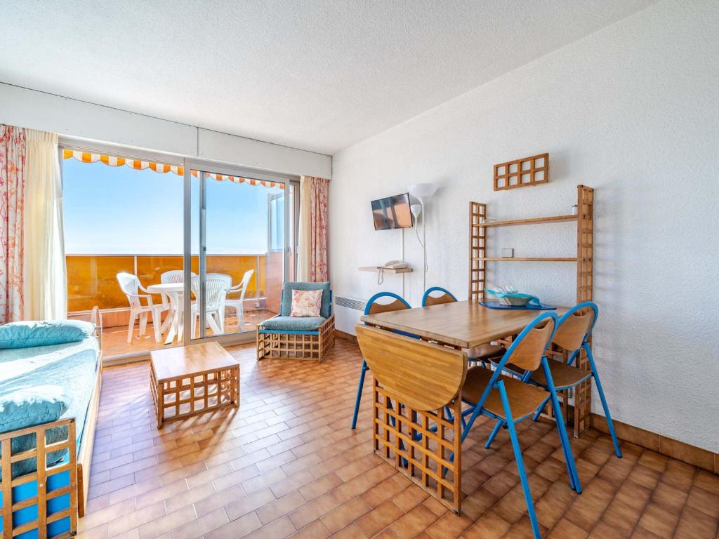 un salon avec une table et des chaises et une chambre dans l'établissement Studio confortable avec Wi-Fi illimité, vue mer, pour 4 personnes à Roquebrune-Cap-Martin - FR-1-827-52, à Roquebrune-Cap-Martin