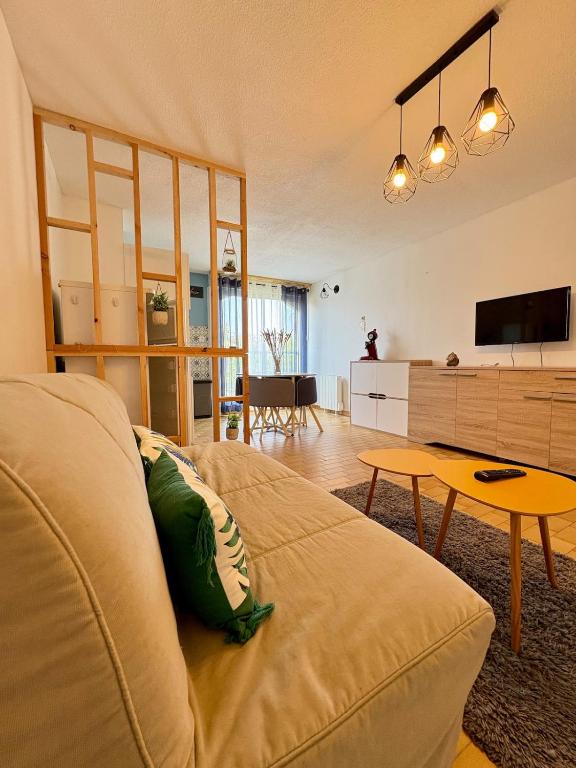 un salon avec un canapé et une table dans l'établissement Sunny Break Appartement près des plages, au Cap d'Agde
