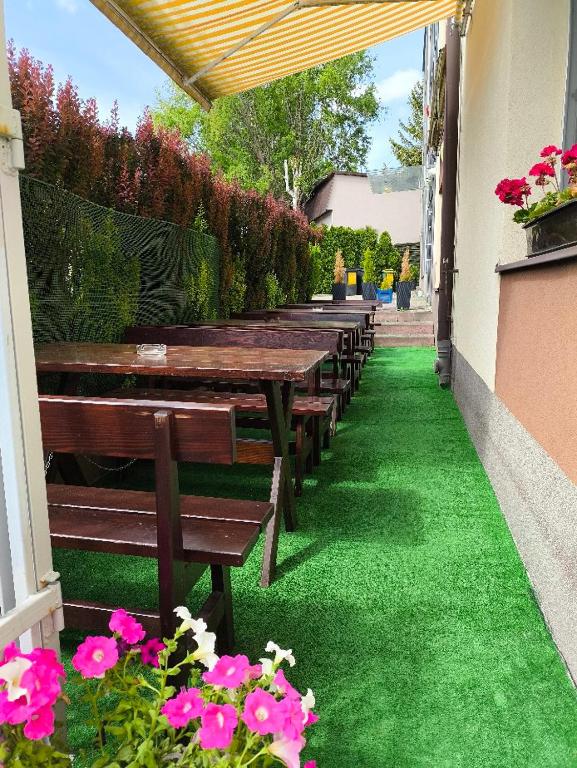 Vonkajšia záhrada v ubytovaní Hotel Eden 24h