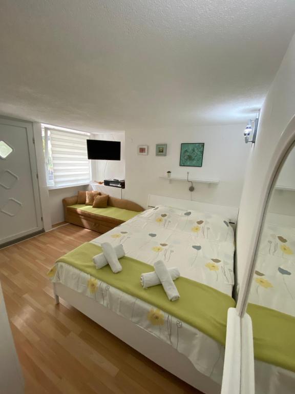 Posteľ alebo postele v izbe v ubytovaní Skenderi Apartment Studio