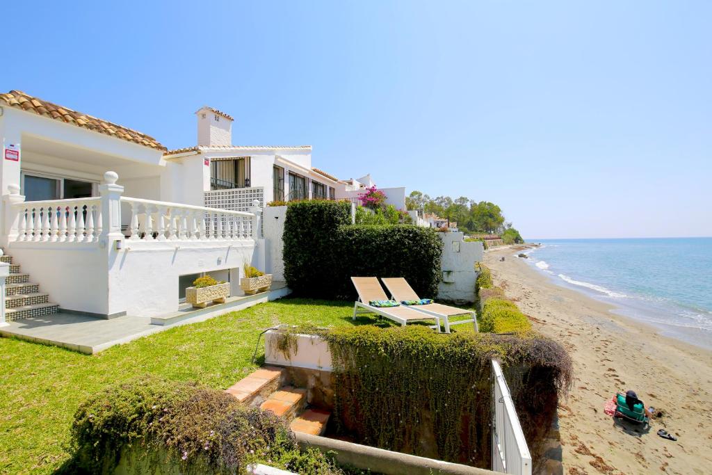 Beach House with Direct Beach Access and community Pool, Estepona