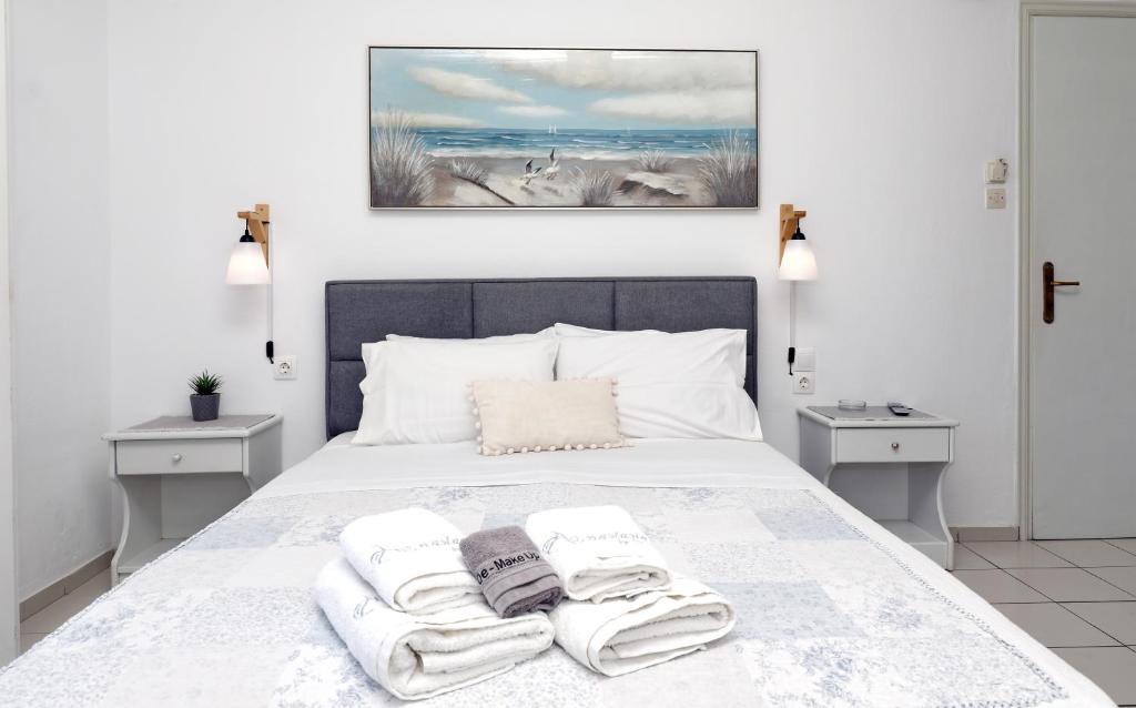 sypialnia z łóżkiem i dwoma ręcznikami na nim w obiekcie Anastasia Studios & Apartments w mieście Panormos