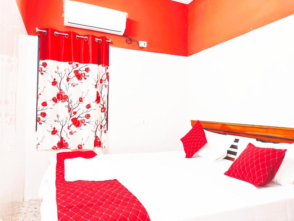 Postel nebo postele na pokoji v ubytování Hotel Jyothi Kumar Royal New