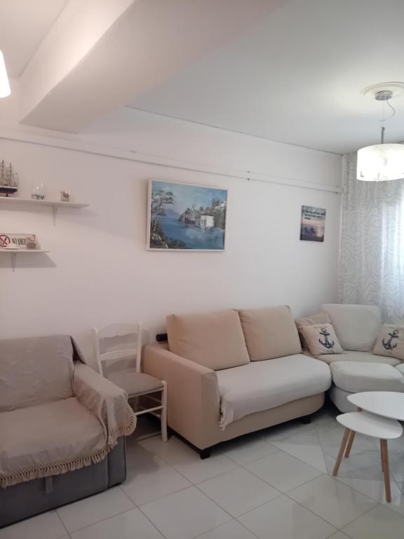 Posezení v ubytování Cozy flat in Nea Makri