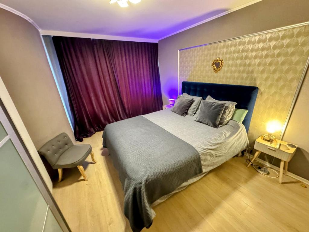 una camera con un grande letto e un soffitto viola di Hearth of Brussels Gateway a Bruxelles