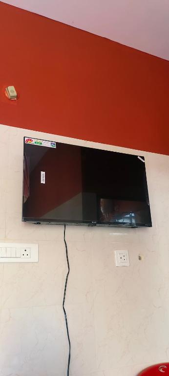 TV a/nebo společenská místnost v ubytování Hotel Jyothi Kumar Royal New