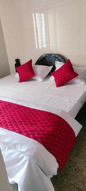 Postel nebo postele na pokoji v ubytování Hotel Jyothi Kumar Royal New
