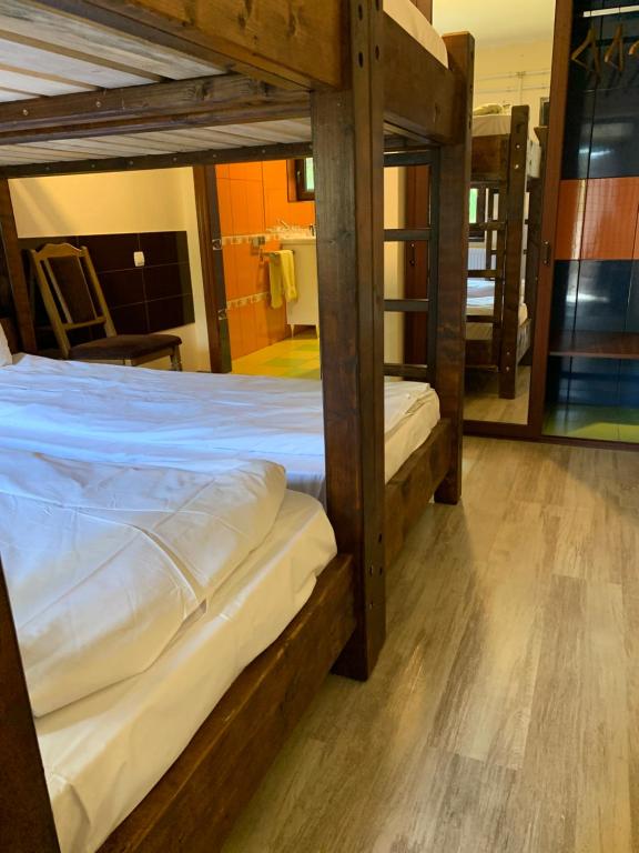 Postel nebo postele na pokoji v ubytování Garden Inn