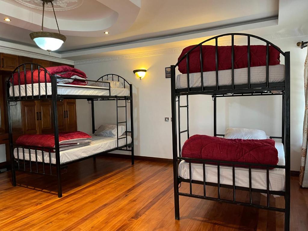 Postel nebo postele na pokoji v ubytování Nairobi Nomad Backpackers Hostel