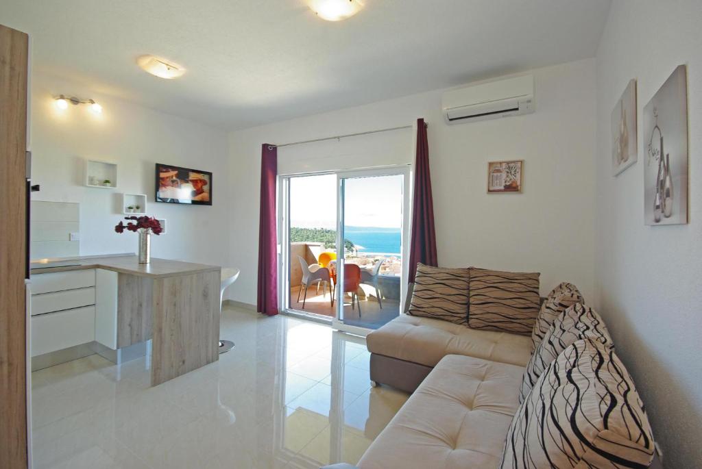 ein Wohnzimmer mit einem Sofa und einem Tisch in der Unterkunft Apartments Herceg in Makarska