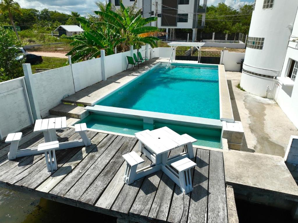 Bazén v ubytování See Belize WATERSIDE Sea View Apartment for 6 with Balcony, Pool & Deck, 2nd Floor nebo v jeho okolí