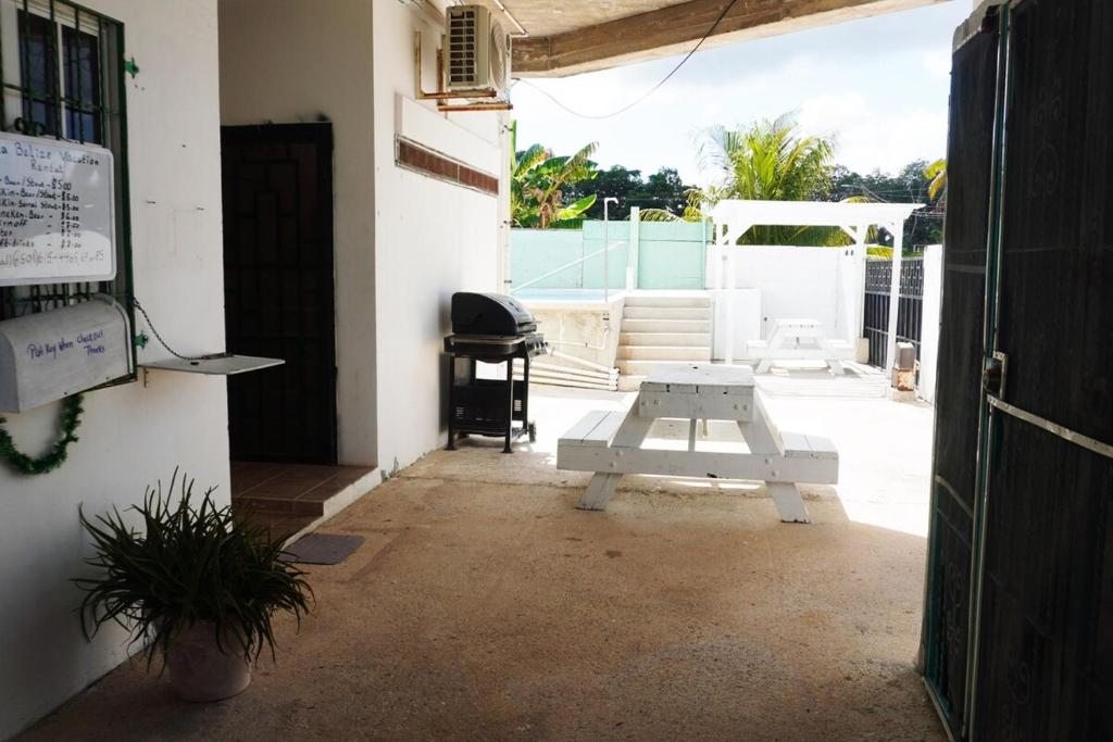 Fotografie z fotogalerie ubytování See Belize WATERSIDE Sea View Apartment for 6 with Balcony, Pool & Deck, 2nd Floor v destinaci Belize City