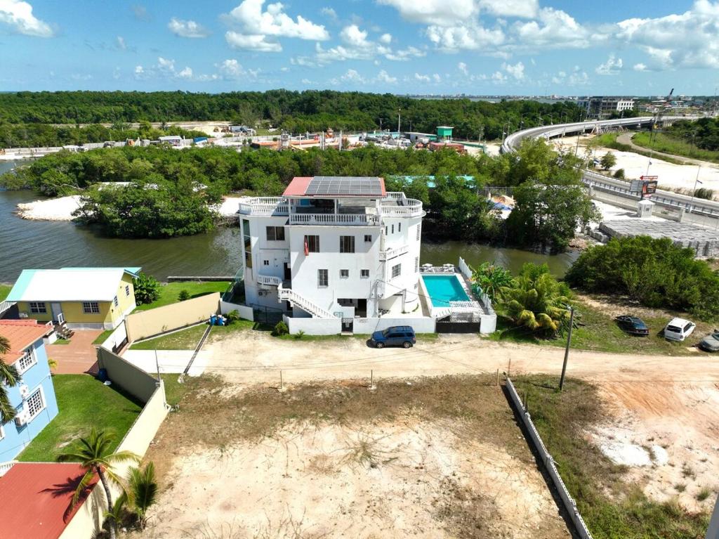 Bazén v ubytování See Belize WATERSIDE Sea View Apartment for 6 with Balcony, Pool & Deck, 2nd Floor nebo v jeho okolí