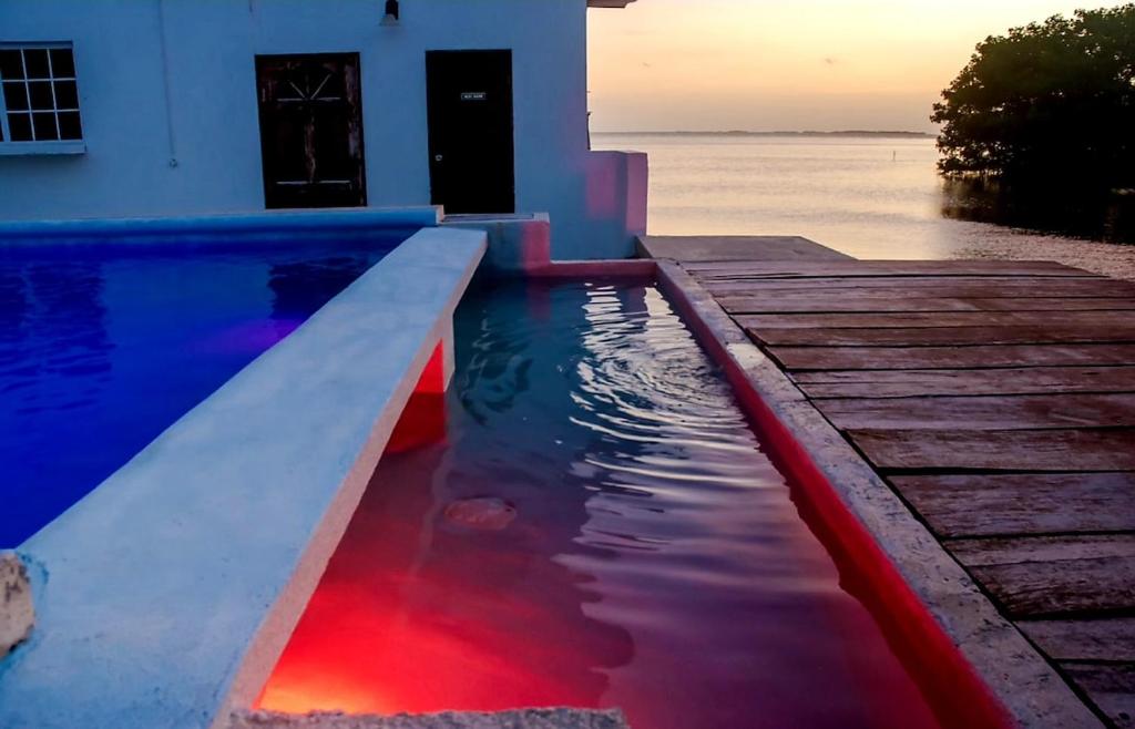 Bazén v ubytování See Belize WATERSIDE Sea View Apartment for 6 with Balcony, Pool & Deck, 2nd Floor nebo v jeho okolí