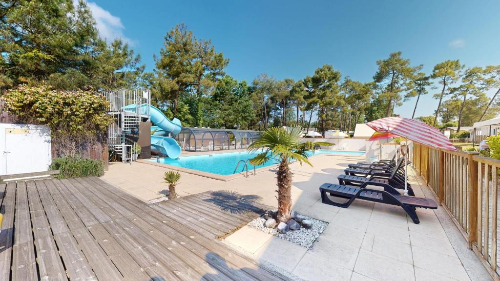 - une piscine avec un parc aquatique doté d'un toboggan dans l'établissement Cottage Bleu Vendeen, à Saint-Jean-de-Monts