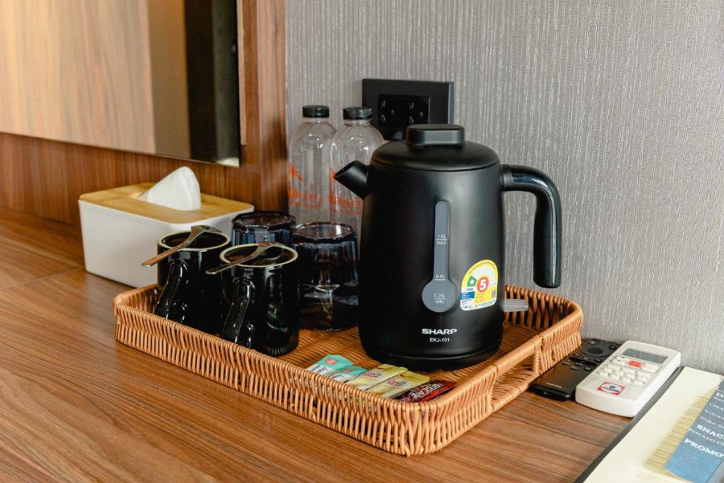Příslušenství pro přípravu čaje a kávy v ubytování Happy Hotel Aonang Krabi