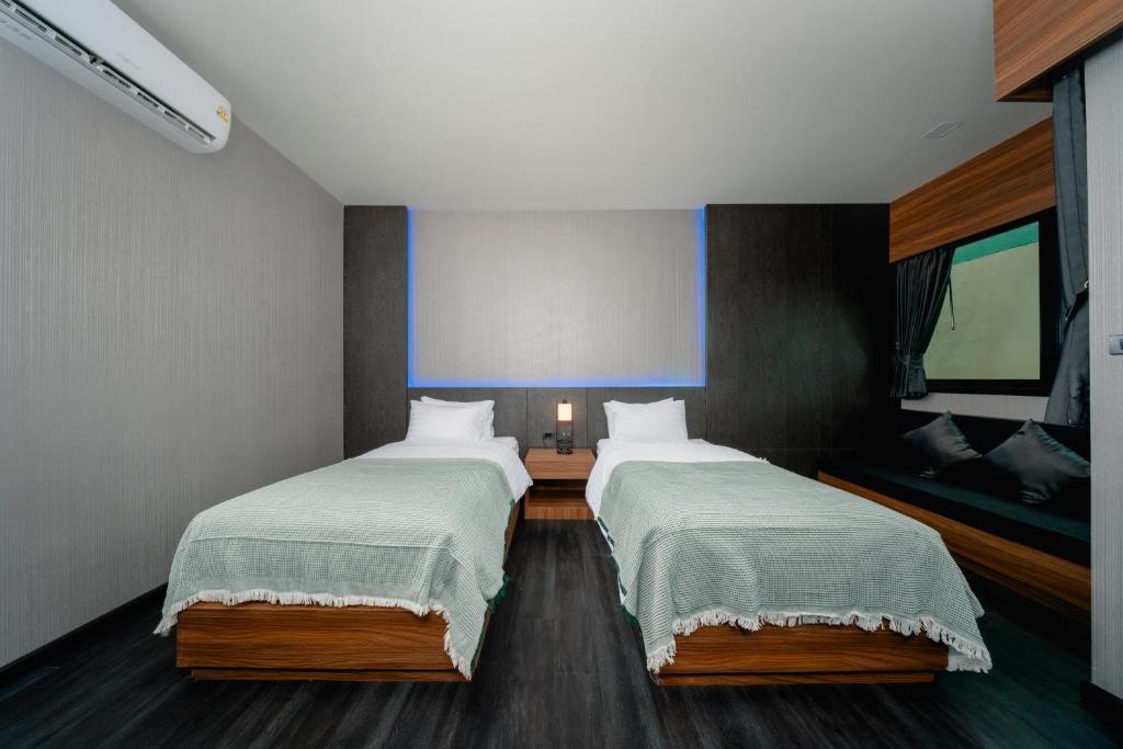 Postel nebo postele na pokoji v ubytování Happy Hotel Aonang Krabi