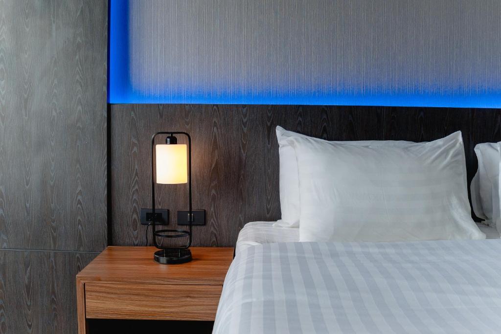 Postel nebo postele na pokoji v ubytování Happy Hotel Aonang Krabi