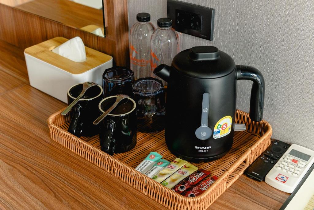 Příslušenství pro přípravu čaje a kávy v ubytování Happy Hotel Aonang Krabi