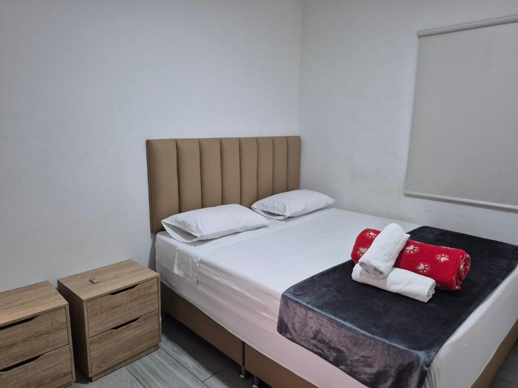 Postel nebo postele na pokoji v ubytování Hotel Brisas MEDELLIN