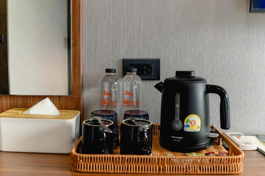 Příslušenství pro přípravu čaje a kávy v ubytování Happy Hotel Aonang Krabi