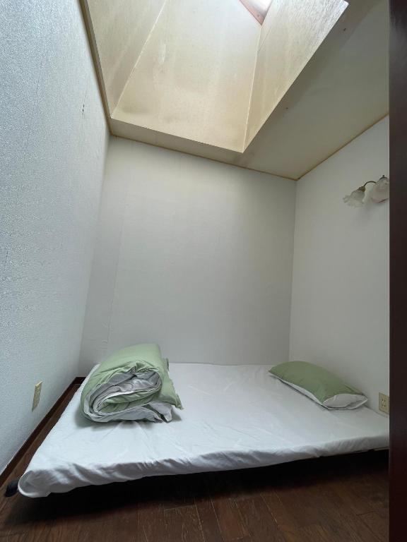 Postel nebo postele na pokoji v ubytování michi研究館