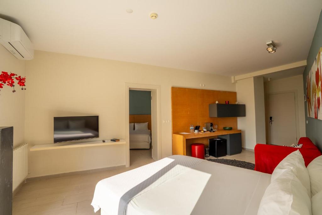 A television and/or entertainment centre at Med-Inn Hotel