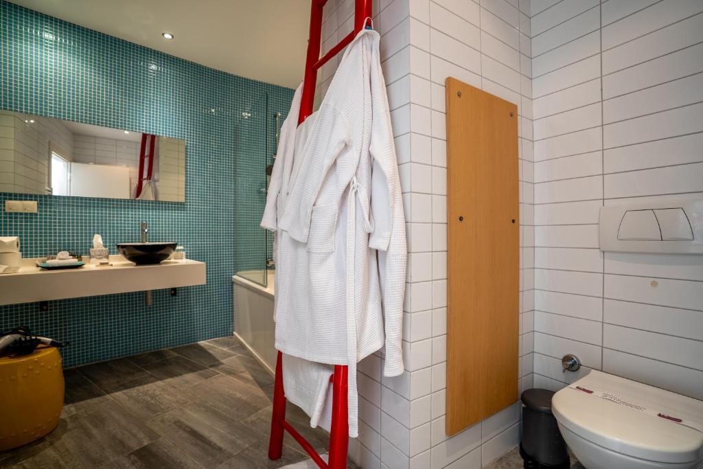 A bathroom at Med-Inn Hotel