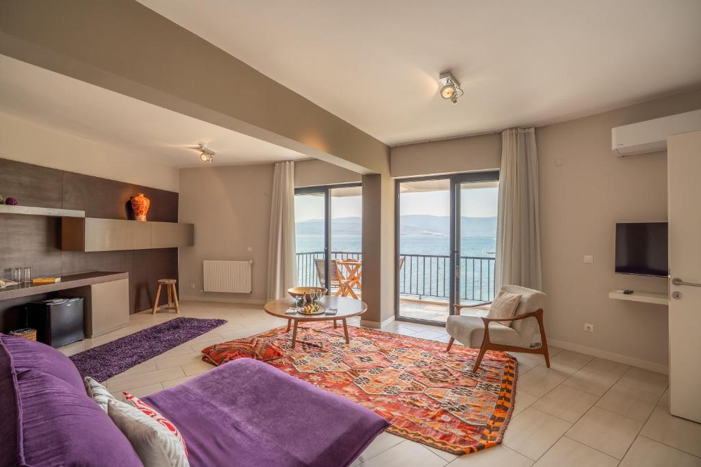A television and/or entertainment centre at Med-Inn Hotel