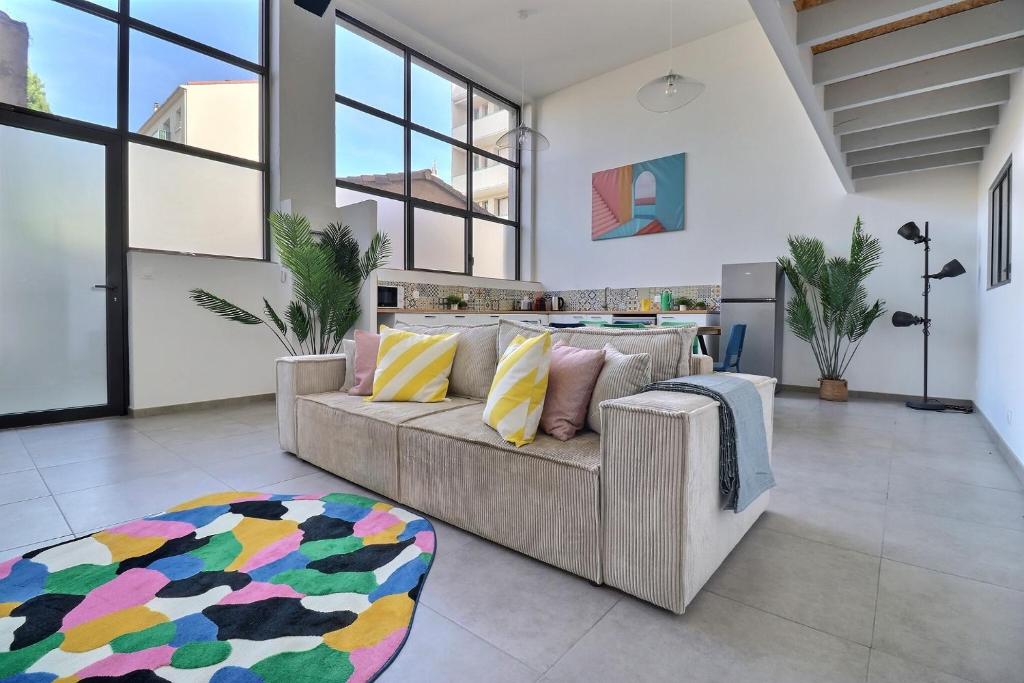 un salon avec un canapé et un tapis dans l'établissement Le pop, à Valence