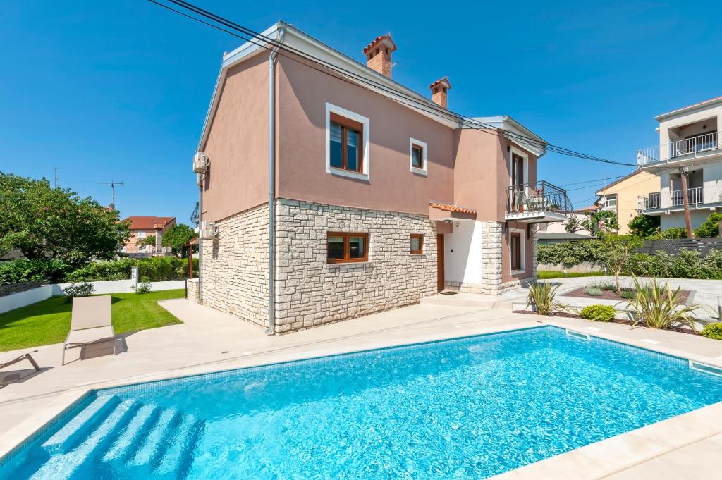Πισίνα στο ή κοντά στο Villa Pomigranai with Swimming Pool