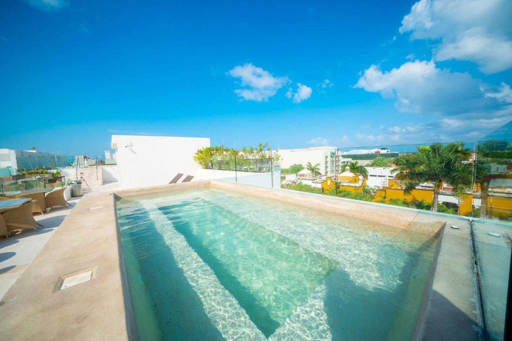 Bazén v ubytování 2 Bedroom condo with Pool in the center of Playa del Carmen - Anah Playa nebo v jeho okolí