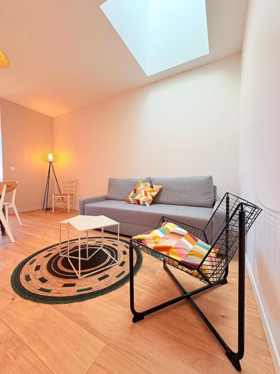 un salon avec un canapé et une table dans l'établissement Biarritz proche Côte des Basques - T2 rénové, à Biarritz