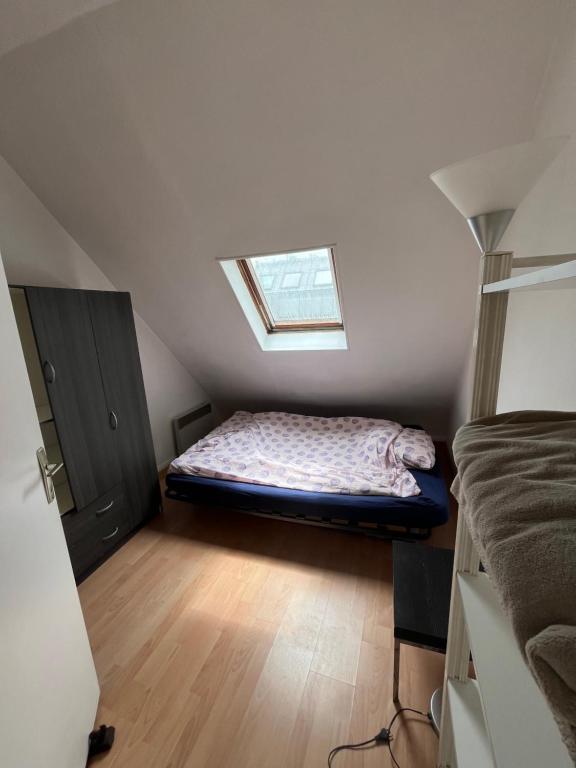 Postel nebo postele na pokoji v ubytování Room in apartment with view of the Eiffel Tower