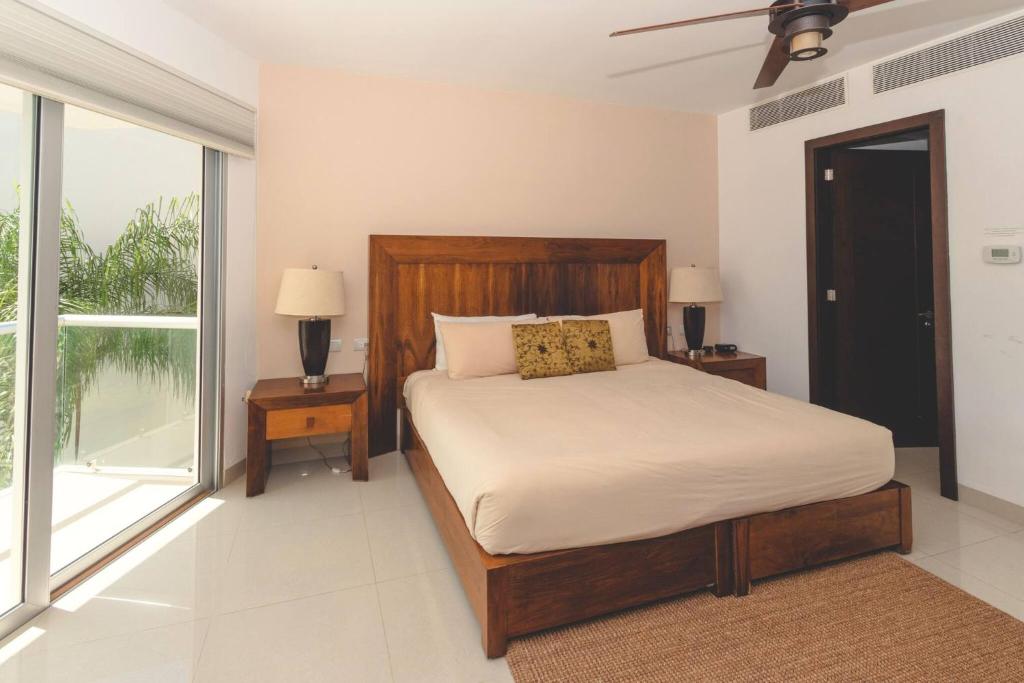Postel nebo postele na pokoji v ubytování Luxury 3 Bedroom Condo - Beachfront Complex at Mareazul - Buena Vida