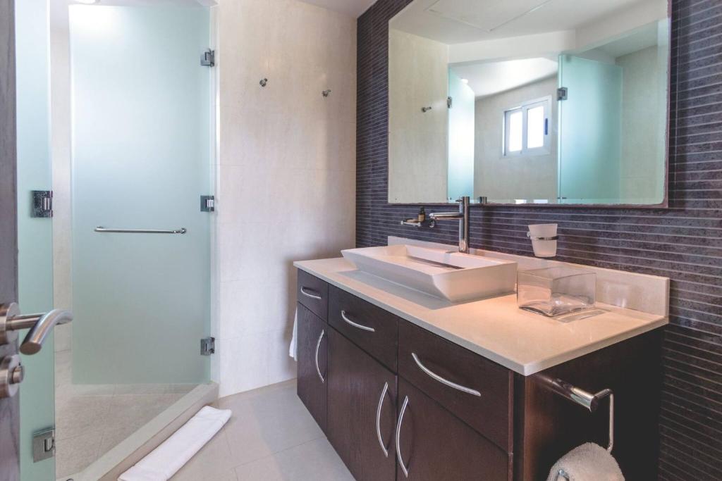 Koupelna v ubytování Luxury 3 Bedroom Condo - Beachfront Complex at Mareazul - Buena Vida