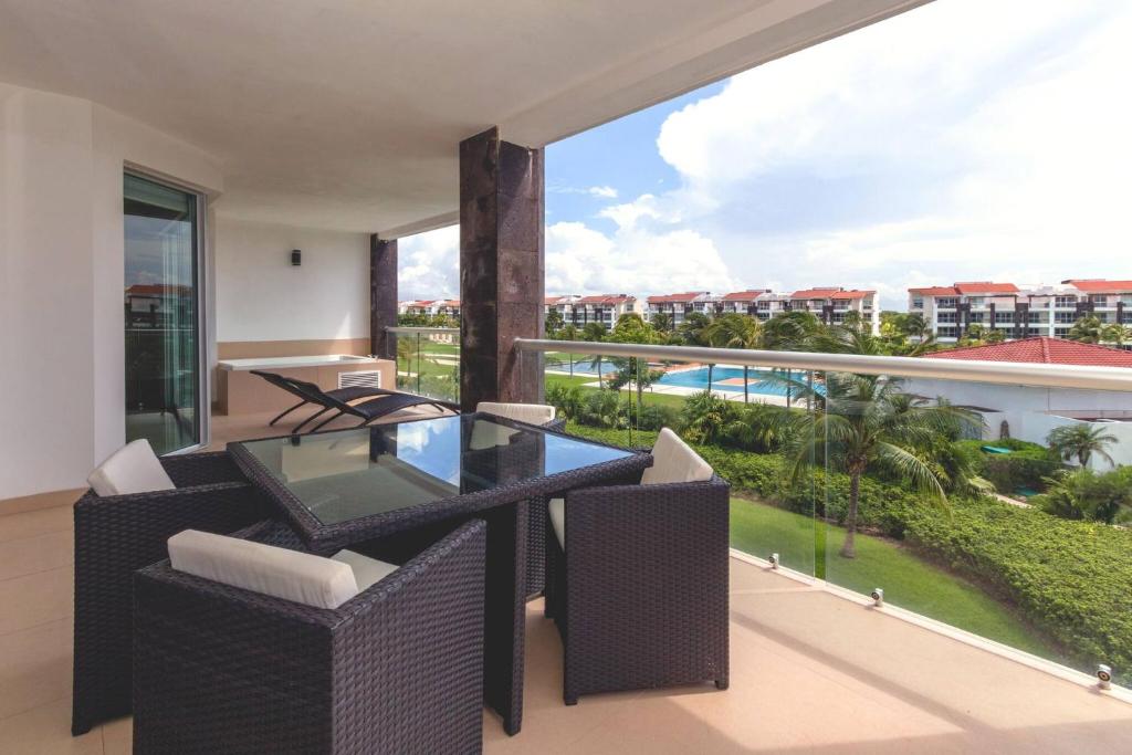 Bazén v ubytování Luxury 3 Bedroom Condo - Beachfront Complex at Mareazul - Buena Vida nebo v jeho okolí