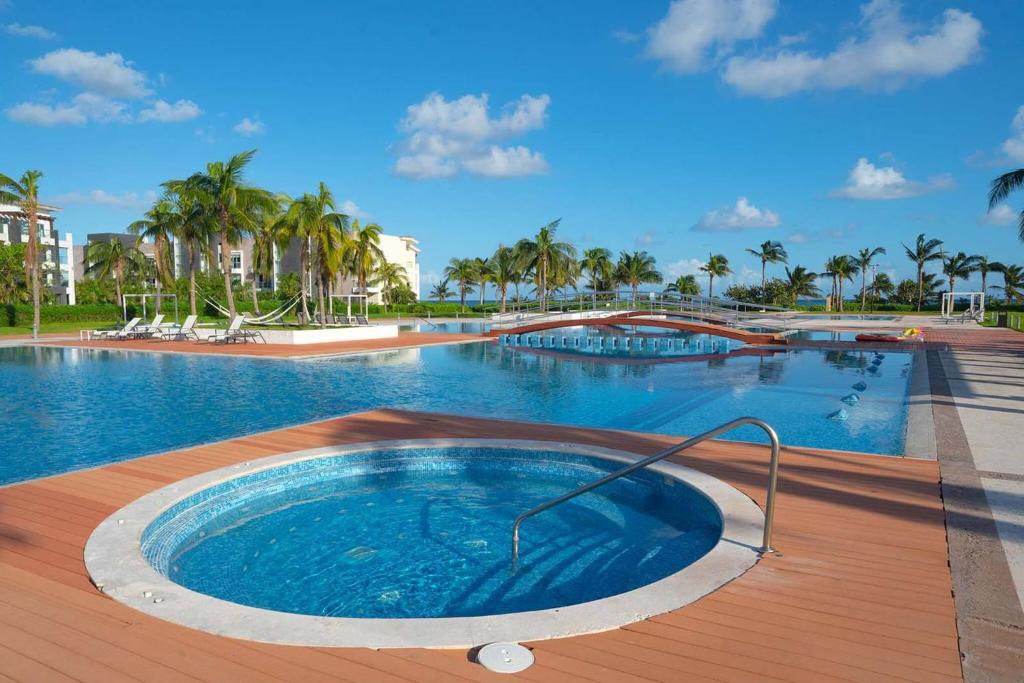 Bazén v ubytování Luxury 3 Bedroom Condo - Beachfront Complex at Mareazul - Buena Vida nebo v jeho okolí