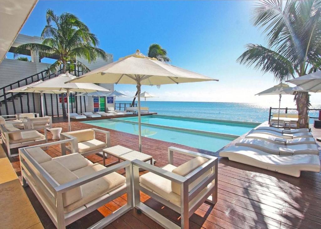 Bazén v ubytování Luxury 3 Bedroom Condo - Beachfront Complex at Mareazul - Buena Vida nebo v jeho okolí