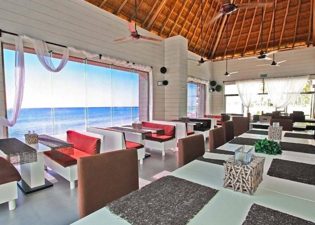 Posezení v ubytování Luxury 3 Bedroom Condo - Beachfront Complex at Mareazul - Buena Vida