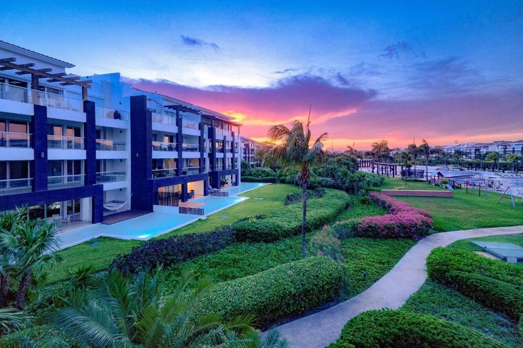 Zahrada ubytování Luxury 3 Bedroom Condo - Beachfront Complex at Mareazul - Buena Vida