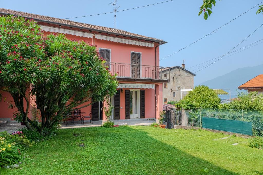a house with a green yard in front of it at Villa Nonni in Acquaseria
