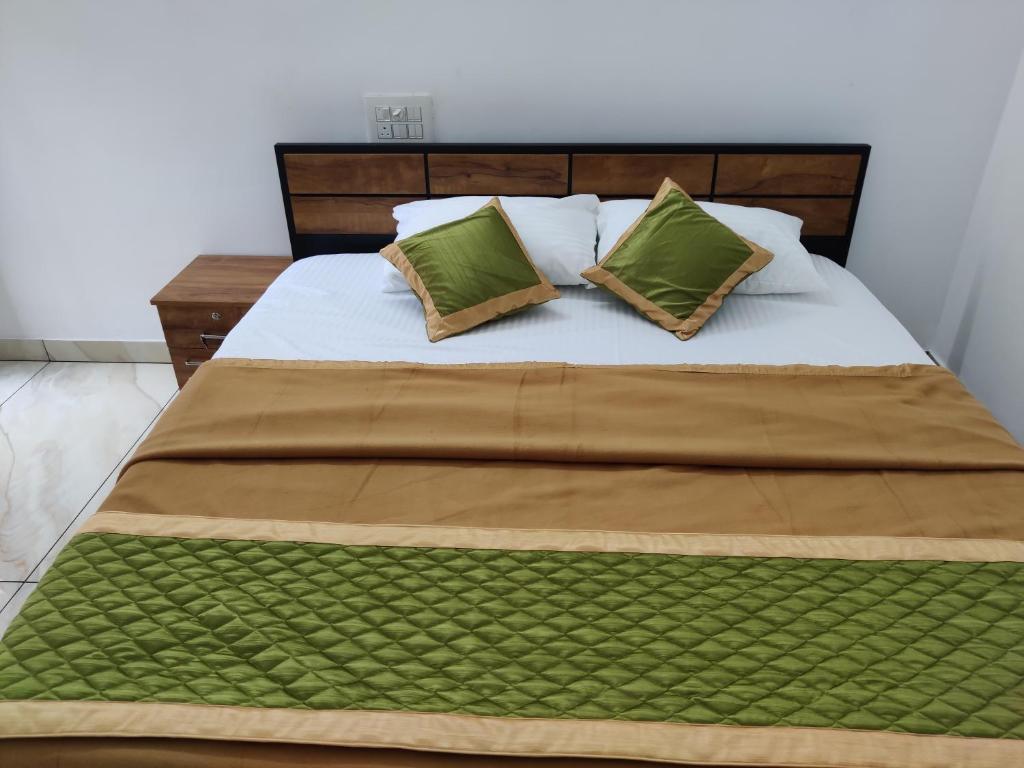 Postel nebo postele na pokoji v ubytování Ponnus Residency