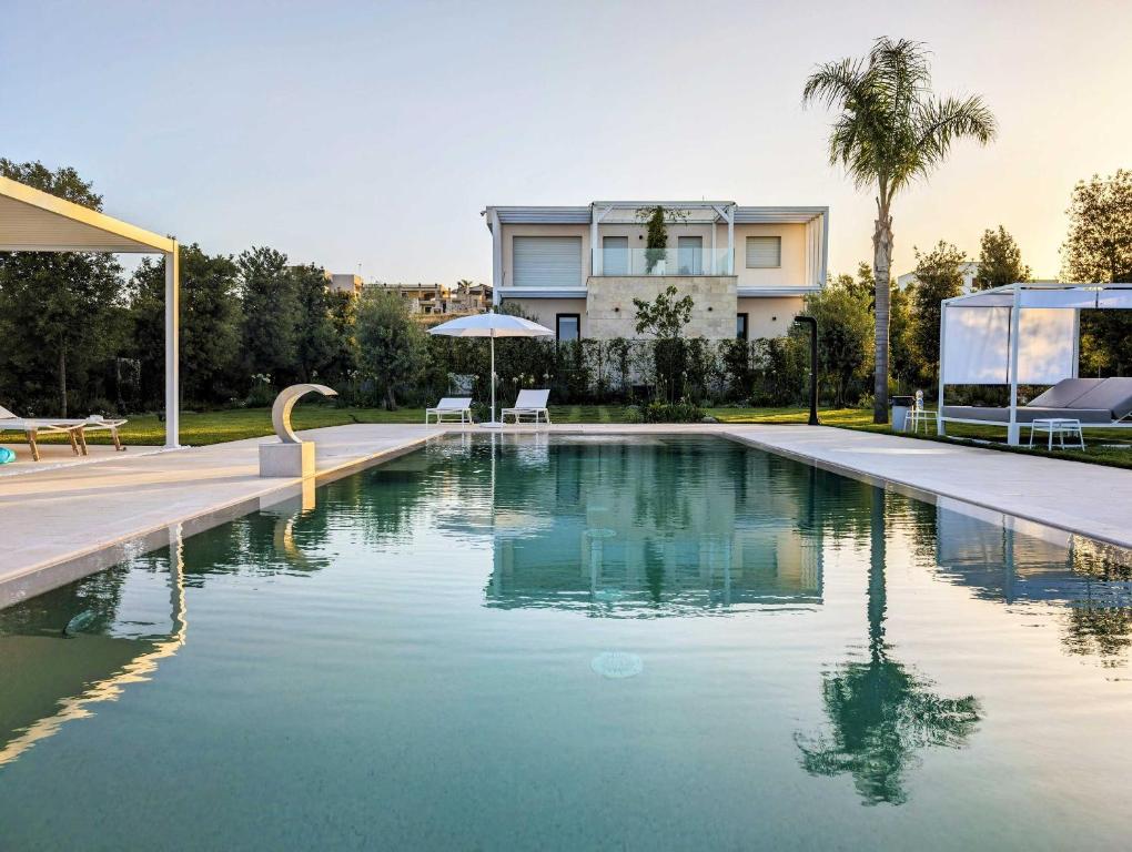 une piscine devant une maison dans l'établissement Villa con piscina e SPA nel Salento Alternative Relax, à Scorrano